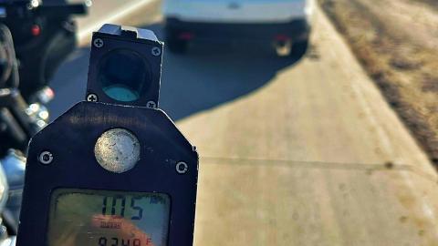 Fotografía cedida por el Departamento de Policía de Aurora (APD) donde se muestra un radar de límite de velocidad puesto en una carretera de la ciudad.