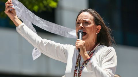 La líder de la oposición de Venezuela, María Corina Machado, enseña las actas electorales durante un acto en Caracas el pasado mes de agosto.