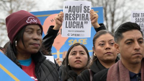 Activistas y jóvenes inmigrantes se manifiestan este martes cerca al Tribunal Supremo y al Congreso en Washington (EE.UU.).