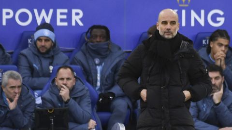 Pep Guardiola durante el juego entre el Leicester City y el Manchester City.