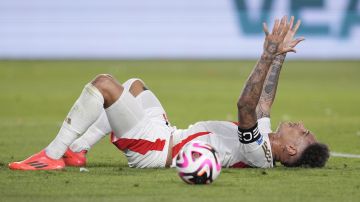 Paolo Guerrero durante un partido entre Perú y Chile. Imagen referencial.