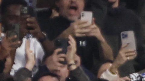 El delantero francés Kylian Mbappé (c) celebra con sus compañeros tras marcar el segundo gol de su equipo en el partido entre el Real Madrid y el Getafe, este domingo en el estadio Santiago Bernabéu.