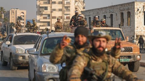 Rebeldes en las calles tras la toma de la ciudad de Hama por parte de la oposición, en Siria, el 6 de diciembre de 2024.