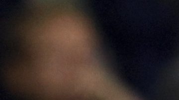 El mediocampista del Galaxy de Los Ángeles Riqui Puig controla el balón frente al mediocampista del Seattle Sounders Alex Roldan.