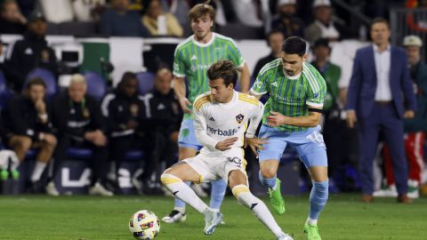 El mediocampista del Galaxy de Los Ángeles Riqui Puig controla el balón frente al mediocampista del Seattle Sounders Alex Roldan.