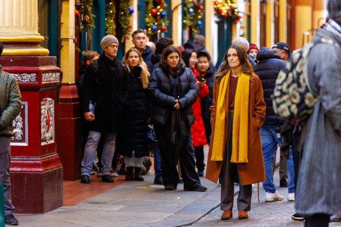 Keira Knightley durante el rodaje de Black Doves, en el centro de Londres.