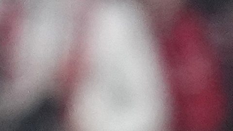 Árbitro Juan Martínez Munuera muestra una tarjeta amarilla en un partido del Real Madrid. Imagen referencial.
