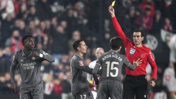 Árbitro Juan Martínez Munuera muestra una tarjeta amarilla en un partido del Real Madrid. Imagen referencial.