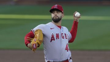 Patrick Sandoval en su tiempo con Los Angeles Angels.