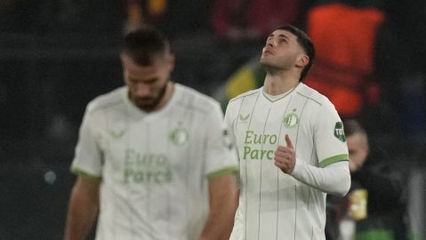 Santiago Gimenez en un partido entre el Feyenoord y la Roma.