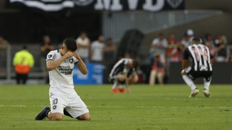 Jefferson Savarino de Botafogo celebra al ganar la Copa Libertadores ante Atlético Mineiro.