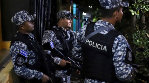 Nayib Bukele mantiene persecución de "los restos" de maras en El Salvador