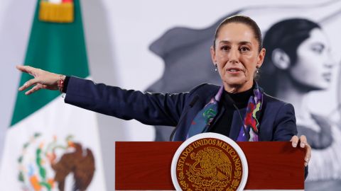 La presidenta de México, Claudia Sheinbaum, habla durante una rueda de prensa este jueves, en Palacio Nacional de la Ciudad de México (México).