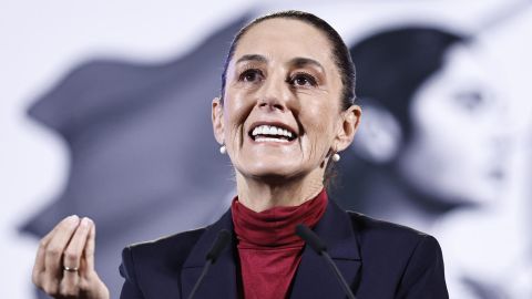 La presidenta de México, Claudia Sheinbaum, habla durante una rueda de prensa este lunes, en el Palacio Nacional de Ciudad de México (México).