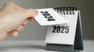 A,Woman's,Hand,Turns,Over,A,Calendar,Sheet.,Year,Change