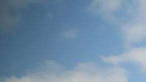 Miembros del grupo de Defensa Civil Siria, los Cascos Blancos, y otros voluntarios sostienen una bandera de la oposición siria durante una concentración para anunciar el inicio de la campaña de reparación en Alepo, Siria, el 25 de diciembre de 2024.