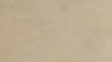 La policía investiga mientras los vehículos de emergencia están estacionados afuera de la escuela cristiana Abundant Life en Madison, Wisconsin, donde se reportaron múltiples heridos luego de un tiroteo, el lunes 16 de diciembre de 2024.