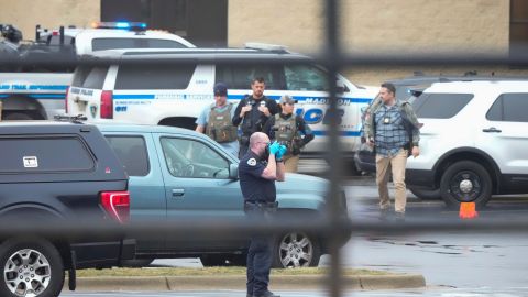La policía investiga mientras los vehículos de emergencia están estacionados afuera de la escuela cristiana Abundant Life en Madison, Wisconsin, donde se reportaron múltiples heridos luego de un tiroteo, el lunes 16 de diciembre de 2024.