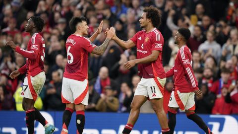 Joshua Zirkzee celebra con sus compañeros del Manchester United.