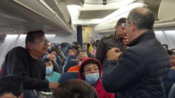 Fotografía cedida por la oficina de prensa de la presidencia de Colombia de las personas deportadas desde EE.UU. en un vuelo de fuerza aérea de Colombia.