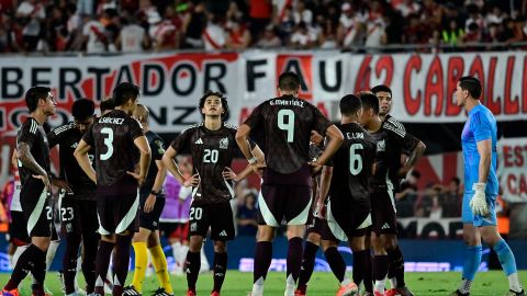 Jugadores de México muestran su frustración tras caer ante River Plate.