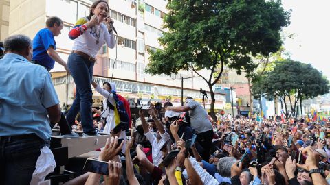 La líder antichavista María Corina Machado pronuncia un discurso este jueves, en una manifestación en Caracas (Venezuela).