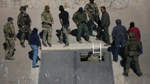Un túnel clandestino construido para el tráfico de personas, drogas y mercancías ilícitas fue descubierto bajo el lecho del río Bravo.