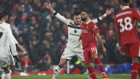 Diogo Dalot y Mohamed Salah (d) durante el partido entre el Liverpool FC y el Manchester United.