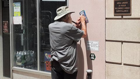 Jugador de lotería raspadito/Archivo.