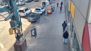 En nudos viales en donde antes no se podía caminar, permanecen libres de vendedores ambulantes.