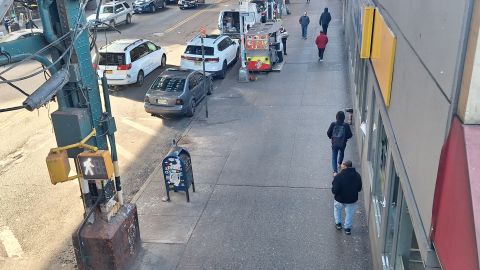 En nudos viales en donde antes no se podía caminar, permanecen libres de vendedores ambulantes.