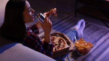 Los alimentos que hacen la digestión pesada se deben evitar comer en la noche, para que no interfieran con las horas de sueño.