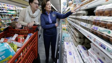 La gobernadora promueve varias medidas para reducir el alto costo de la vida para la clase trabajadora