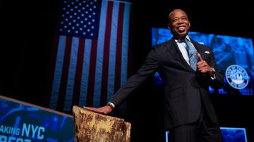 Adams enfiló nuevamente contra Biden por su poca acción ante la crisis migratoria.