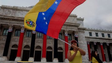 Protesta contra Nicolás Maduro en el Capitolio de Puerto Rico