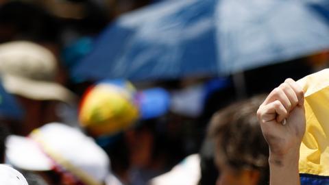 Grandes manifestaciones se han desatado en Venezuela, un día antes de la investidura de Maduro.