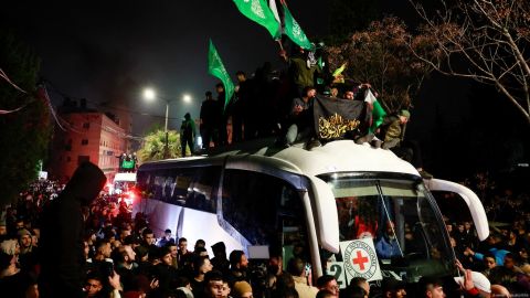 Entre los liberados hoy se encuentran 69 mujeres y 9 menores, además de 12 hombres.