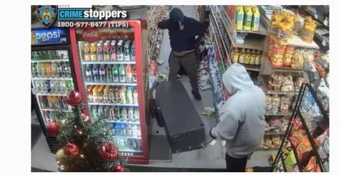 Robo de cajero automático (ATM) en una tienda en NYC.