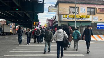 Si 'La Migra' los para tienen derecho a guardar silencio y no deben firmar nada.