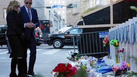 Joe Biden y su esposa Jill estuvieron unos minutos en el altar y después fueron a la Catedral para una ceremonia en honor de las víctimas.