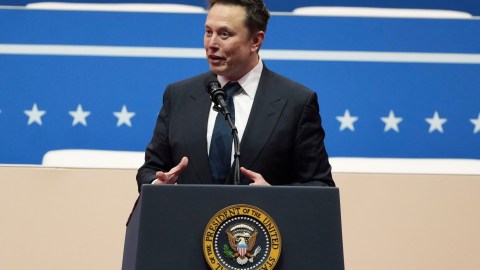 Elon Musk dio un discurso en apoyo a Trump en el estadio Capital One Arena.