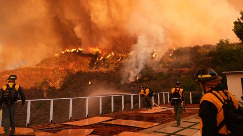 Las autoridades de California implementaron un toque de queda de 6:00 pm a 6:00 am