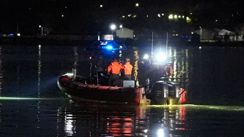 Equipos de rescate continúan buscando sobrevivientes.