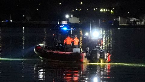 Equipos de rescate continúan buscando sobrevivientes.