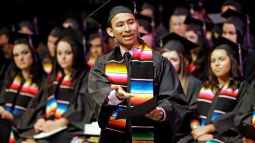 La Beca Nacional HACER, ha otorgado desde 1985, alrededor de $33 millones de dólares a 17,000 estudiantes hispanos y latinos.
