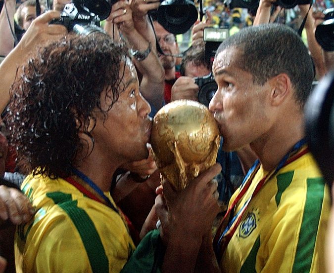 Ronaldinho y Rivaldo besando la Copa del Mundo 2002.