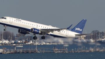 Avión de JetBlue despega de Boston