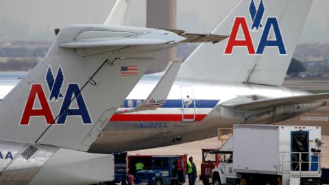 El trabajador desempeñaba labores en la plataforma de carga del avión.