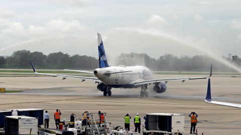 Avión de JetBlue en Aeropuerto de Fort Lauderdale en Florida