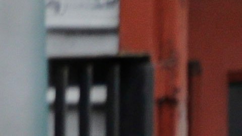 El desquiciado sujeto del machete se escapó y Young fue llevado de urgencia al hospital.